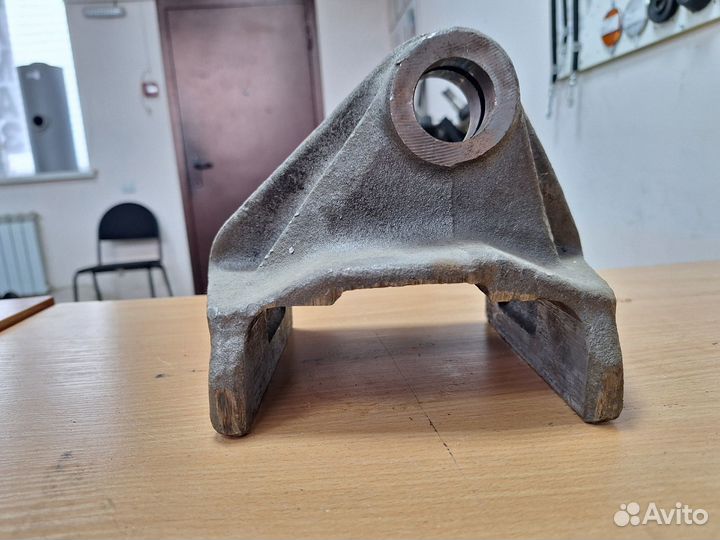 Кронштейн реактивной штанги 081 ниж. левый 5320-29