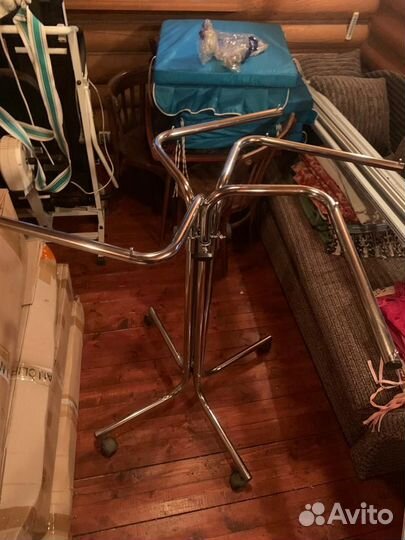 Вешалка напольная для одежды мобильная на колесах