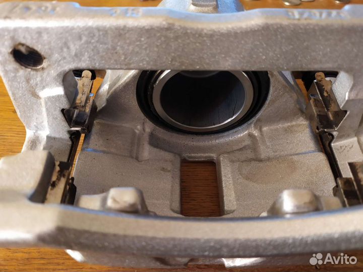 Продам суппорта Honda Civic 5d комплект перед