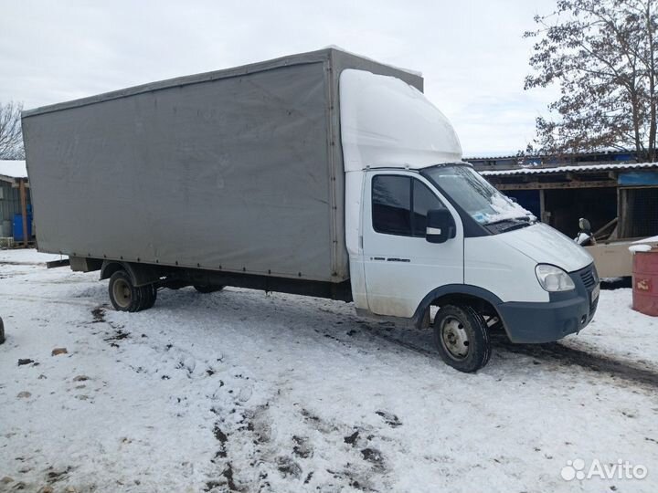 Водитель со своей газелью