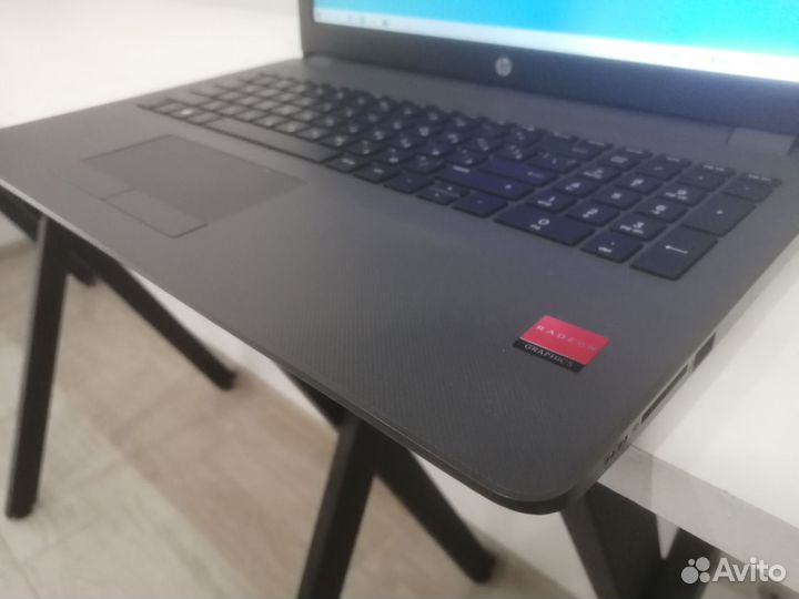 Игровой ноутбук HP 15,6 full HD i3-gen7/Radeon 520