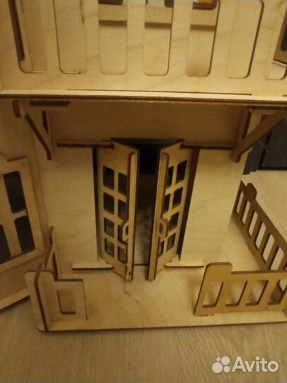 Деревянный домик для кукол