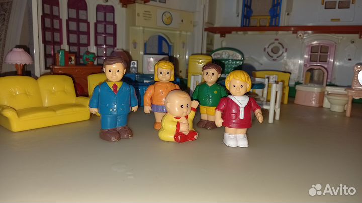 Кукольный домик с мебелью и куклами