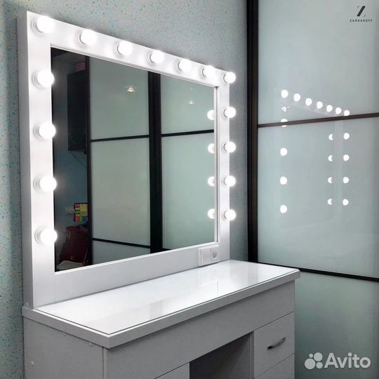Туалетный столик и гримёрное зеркало для визажиста