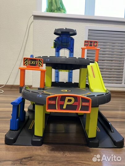 Большой гараж ELC (парковка)