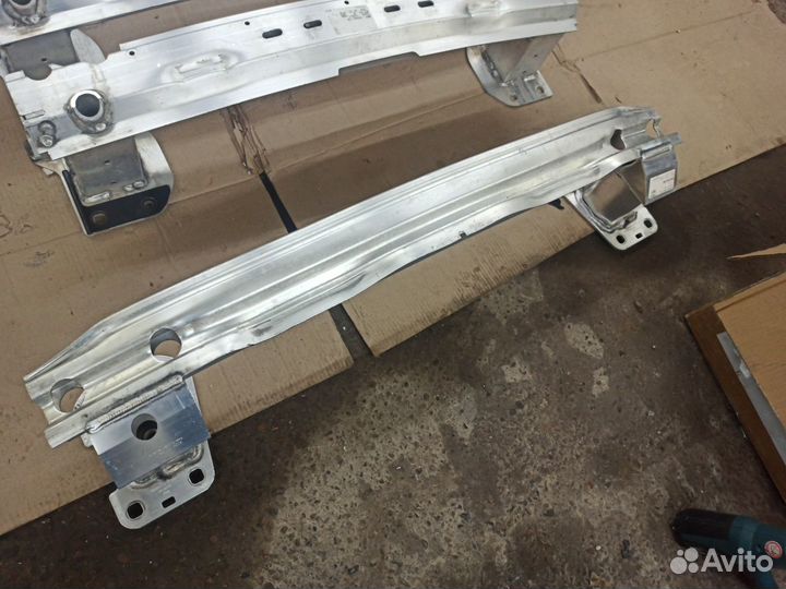 Audi Q7 4M Усилитель бампера заднего