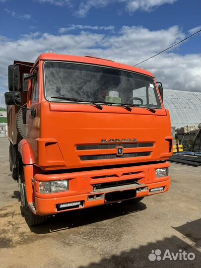 Водитель самосвала камаз