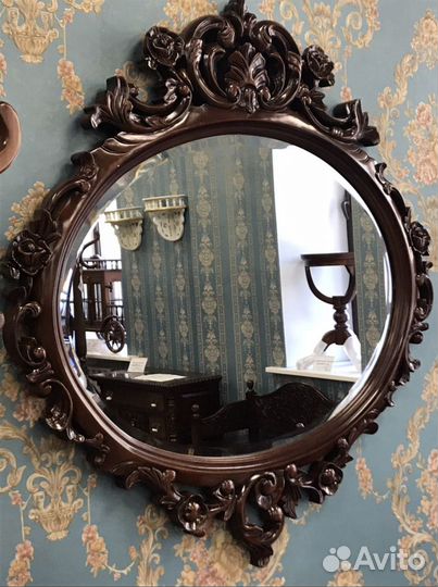 Зеркало настенное в резной деревянной раме