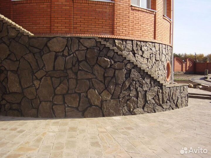 Облицовка природным камнем цоколя, фасада