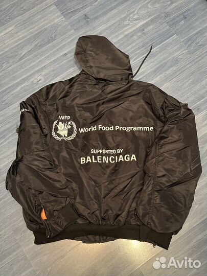 На руках Balenciaga wfp bomber