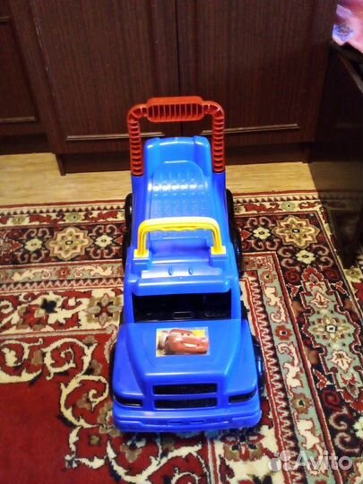 Детская машина каталка с ручкой