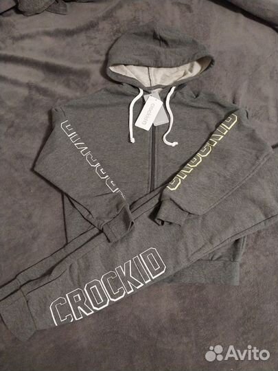 Новый костюм фирма pelikan р 140см и водолазка