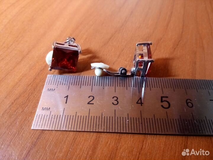 Красные клипсы