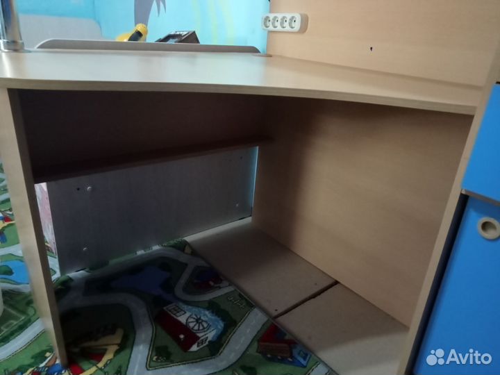 Кровать чердак со столом и шкафом