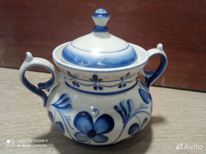 Сахарница Гжель в хорошем состоянии с крышкой;