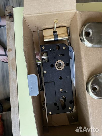 Замок врезной с ручкой