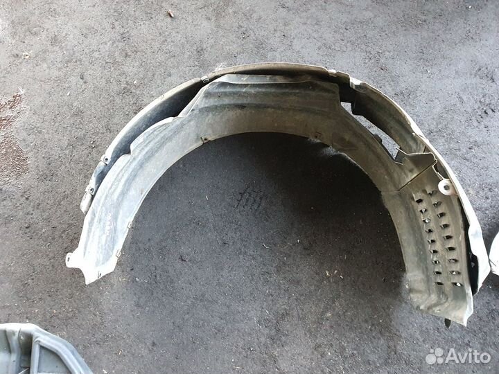 Подкрылок перед лево c Mitsubishi Chariot Grandis