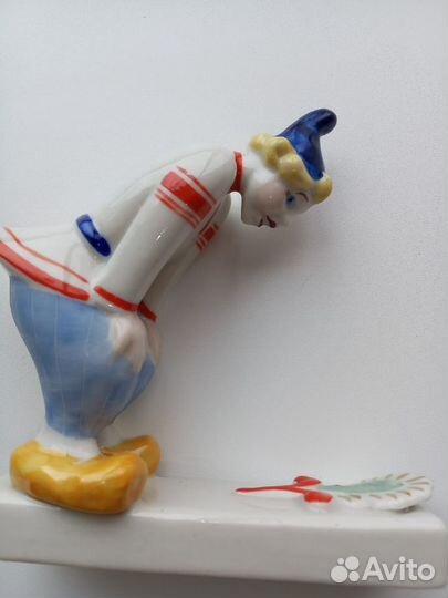 Статуэтка фарфоровая