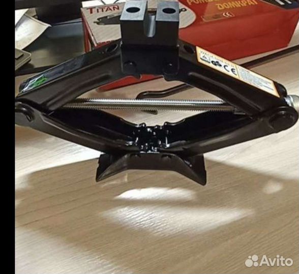 Домкрат ромбический автомобильный 1,2 т