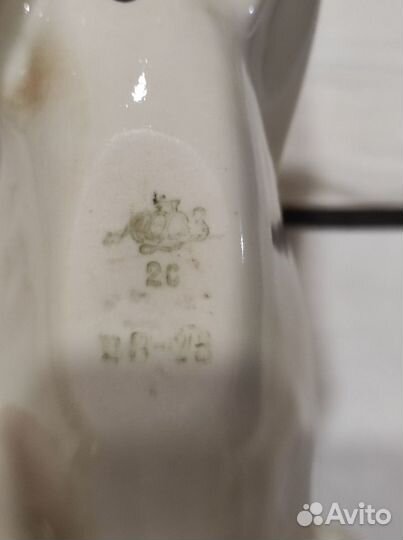 Статуэтка и фарфоровые