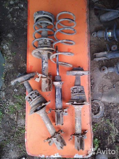 Стойка передняя Renault Megane