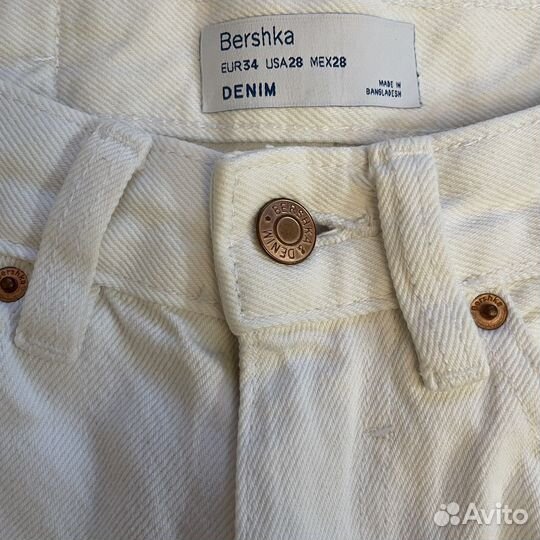 Джинсы белые Bershka