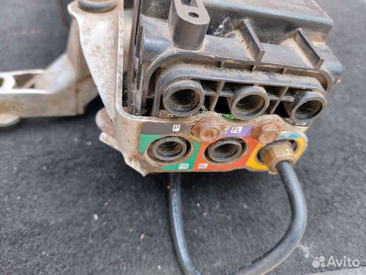 Блок клапанов подвески Audi Q7 4L 2005-2015