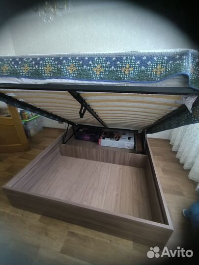 Кровать двухспальная с подъемным механизмом