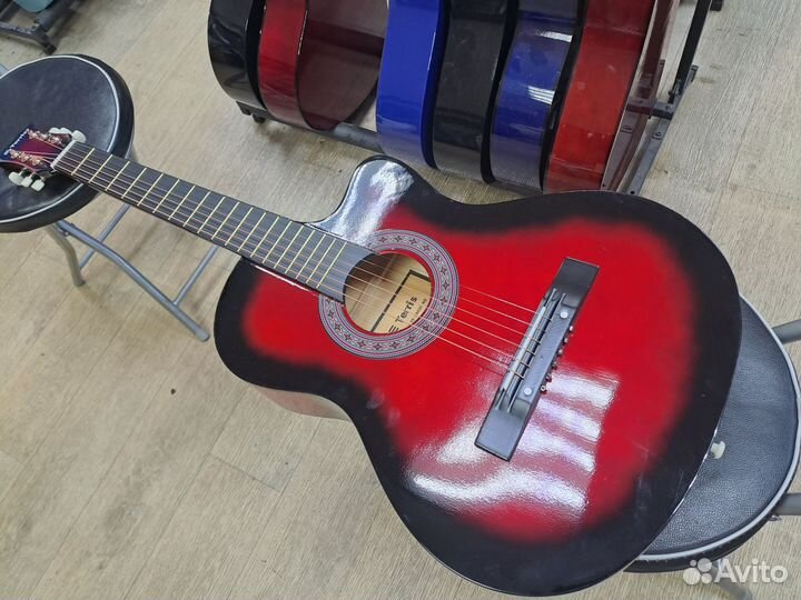 Гитара акустическая красная с металлическими струн