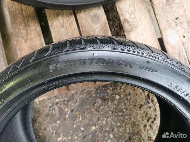 Minerva Frostrack UHP 255/35 R18 94V