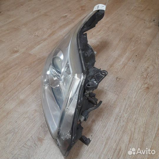 Фара галоген правая Toyota Avensis 3 T270