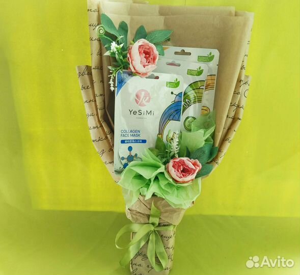 Подарок девушке букет из масок косметики