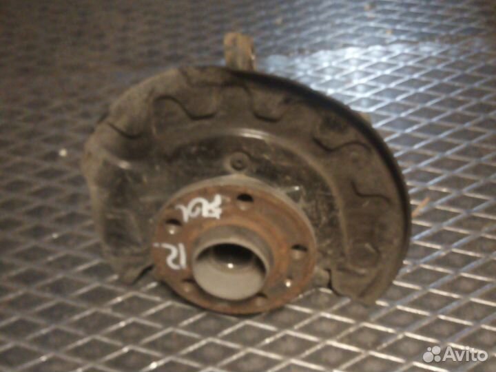 Поворотный кулак правый.skoda rapid