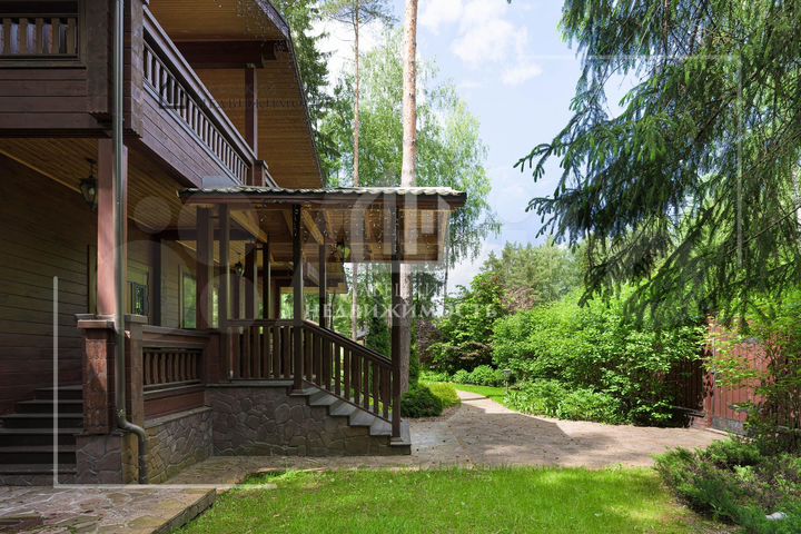 Дом 239 м² на участке 33,5 сот.