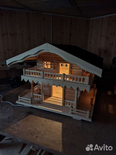 Домик кормушка из дерева с подсветкой