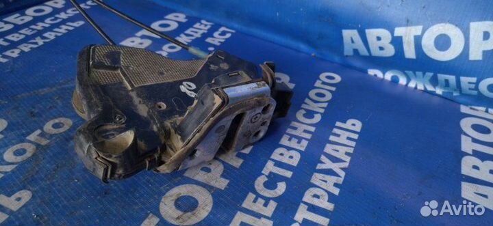 Передний правый замок двери Toyota Avensis седан