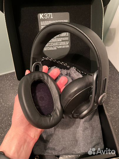 AKG K371