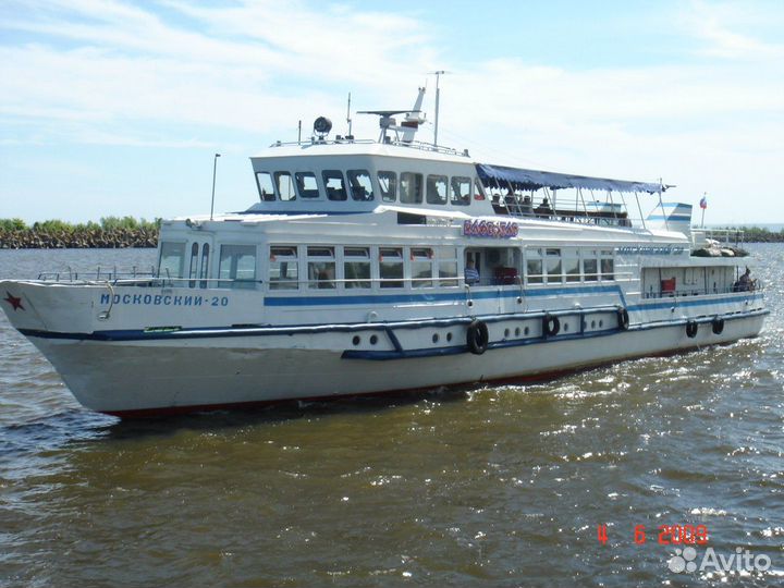 Кассир в кассы речного вокзала