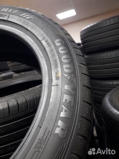 Goodyear EfficientGrip Performance 215/55 R17 94V