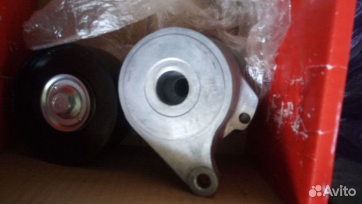 Натяжитель ремня навесного оборудования Mitsubishi