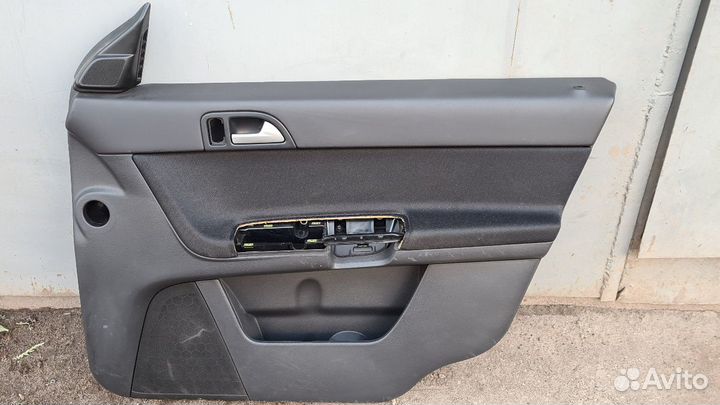 Обшивка двери передняя правая Вольво V-50