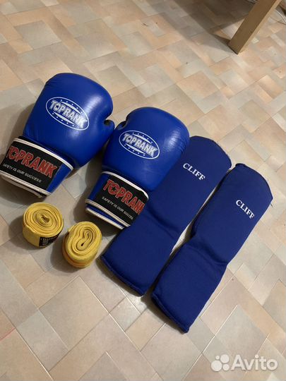 Боксерские перчатки 10oz + бинты и накладки
