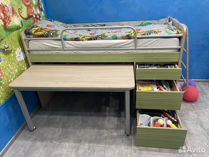 Кровать чердак со столом выдвижным