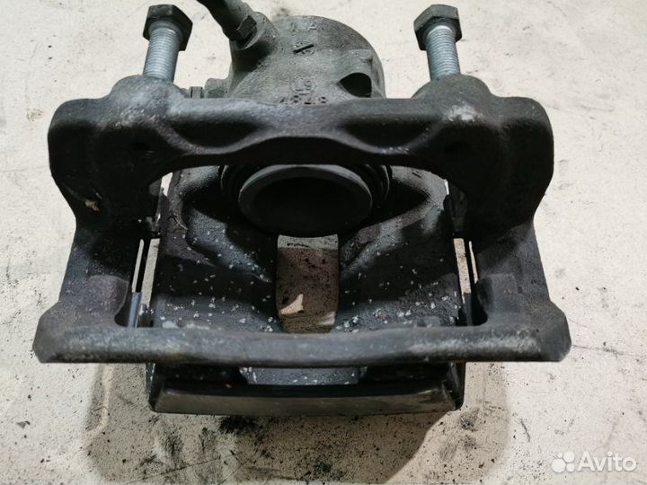 Суппорт тормозной передний правый Mercedes-Benz