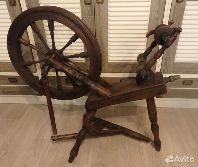 Красивая антикварная самопрялка. Прялка