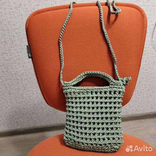 Вязаная сумочка с регулируемой ручкой
