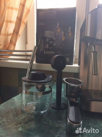 Кофеварка рожковая с капучинатором Redmond