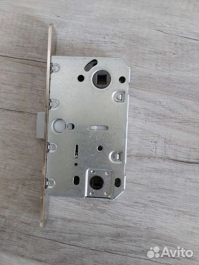 Петли и замок врезной для дверей