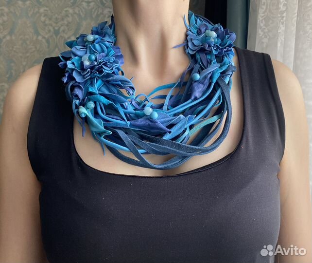 Колье и браслет синий из нат кожи с камнями