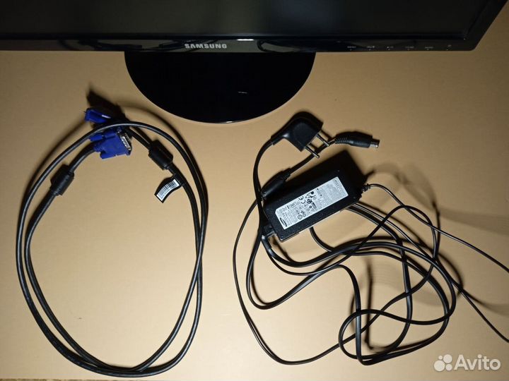 Монитор Samsung S22D300NY с кабелями